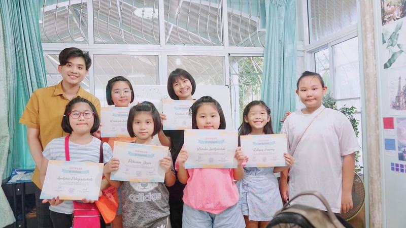 ครูอู๋กับน้อง ๆ นักเรียน London Learner ถือใบประกาศนียบัตร
