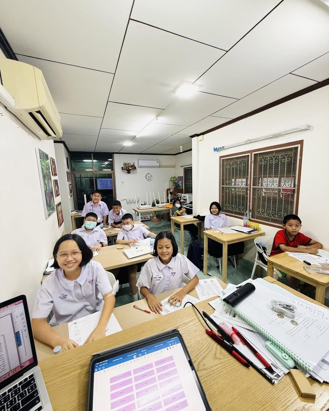 บรรยากาศห้องเรียน นักเรียนยิ้มแย้มตั้งใจเรียน